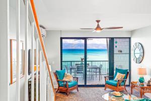 Noelani 302 في Kapalua-West Maui Airport: غرفة معيشة مطلة على المحيط