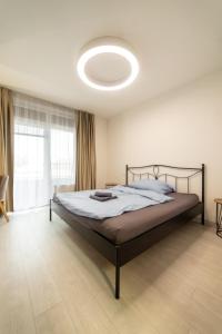 um quarto com uma cama grande e um tecto grande em Rezidencia Mlynská Bašta em Košice