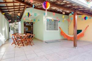 un patio con mesa y sillas en una casa en Trem bão de dormir hostel, en Belo Horizonte