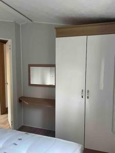 Giường trong phòng chung tại Chalet Kolkje op de Veluwe