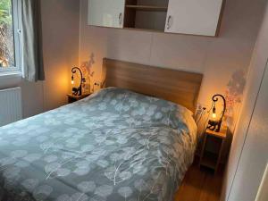 Giường trong phòng chung tại Chalet Kolkje op de Veluwe