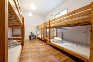 ザコパネにあるTarget Hostelの二段ベッド1組が備わる客室です。
