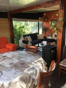 sala de estar con mesa y sofá en Hermosa casa con piscina climatizada entre el mar y las sierras en Bella Vista - Piriápolis, en Bella Vista