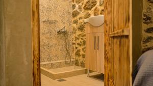 A bathroom at Mitato Eagle's Nest Peristeres