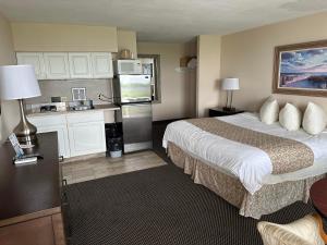 a hotel room with a large bed and a kitchen at Diamond Crest Motel in Wildwood Crest