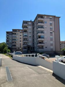 een parkeerplaats voor een hoog gebouw bij Harmony Relax in Paraćin