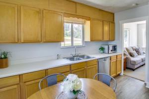 Kitchen o kitchenette sa Hyde Park Home with Fire Pit Near Hiking Trails!