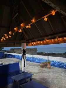 un patio con un banco azul y vistas al océano en Anne’s Beach House, en Nyanyanu