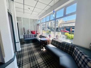 Pokój z kanapami, stołem i oknami w obiekcie The Danescourt w Blackpool