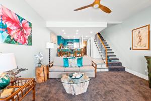 Noelani 302 في Kapalua-West Maui Airport: غرفة معيشة بها أريكة وطاولة