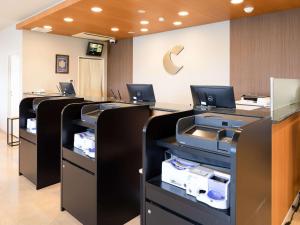 um escritório com várias secretárias com portáteis em Comfort Hotel Hikone em Hikone