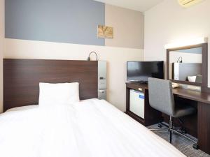彥根的住宿－彥根市康福特茵酒店，酒店客房配有一张床、一张书桌和一台电脑