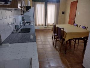 een keuken met een tafel en stoelen bij La Casa de Ana in San Antonio de Areco
