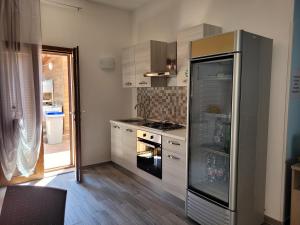 a kitchen with a refrigerator and a stove at Rooms da Pisicchio in Fiumicino