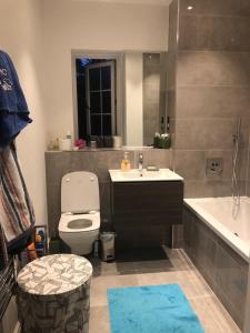 a bathroom with a toilet and a sink and a tub at Croydon Near London in Shirley