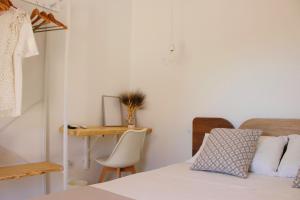 sypialnia z łóżkiem, krzesłem i biurkiem w obiekcie TORRE VECCHIA RELAIS w mieście Ugento