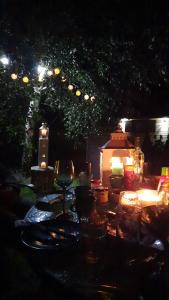 uma mesa com velas e copos de vinho à noite em Domek Lawendowe Wzgórze em Mielenko