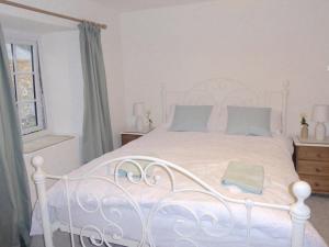 Una cama o camas en una habitación de Churchtown Cottage