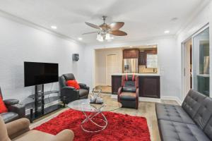 ein Wohnzimmer mit 2 Sofas und einem TV in der Unterkunft Stunning Miami Oasis with Private Furnished Patio! in Miami Gardens