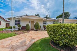 Stunning Miami Oasis with Private Furnished Patio! في ميامي غاردنز: منزل أمامه ممر