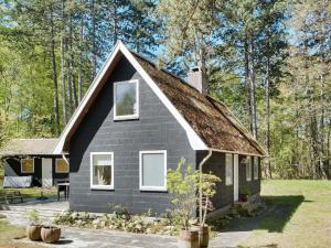 una casa negra con techo marrón en 6 person holiday home in Nyk bing Sj en Rørvig