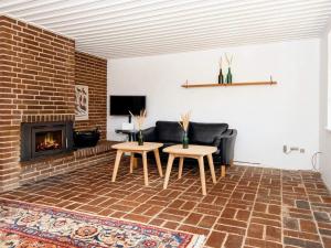 TV a/nebo společenská místnost v ubytování Holiday home Ulfborg VIII