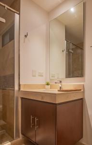 y baño con lavabo y ducha. en Luxury Aldea Zama 2bed - 2bat Apartment Private Terrace & Swim Up, en Tulum