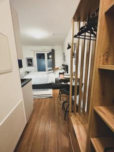 Schlafzimmer mit einem Bett, einem Schreibtisch und einem Tisch in der Unterkunft Modernes Wohlfühl-Apartment an den Kaiserthermen in Trier