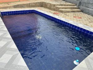 una piscina con piastrelle blu per terra di Villa meublée au vert 