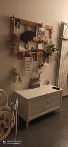 een kamer met een bureau met potplanten aan de muur bij Next to station for Florence in Montelupo Fiorentino