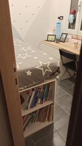 een slaapkamer met een bed, een bureau en een boekenplank bij Next to station for Florence in Montelupo Fiorentino