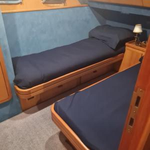 2 camas en una habitación pequeña en un barco en Nuit insolite bateau à quai - Port Saint Louis du Rhône, en Port-Saint-Louis-du-Rhône