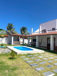 a house with a swimming pool in the yard at Casa Egípcia em Morro branco - na quadra da praia in Morro Branco