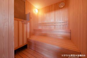 un sauna avec une horloge sur le mur dans l'établissement Henn na Hotel Kagoshima Tenmonkan, à Kagoshima