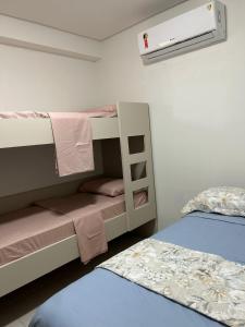 een slaapkamer met 2 stapelbedden en verwarming bij Flat Eco Resort Carneiros in Praia dos Carneiros