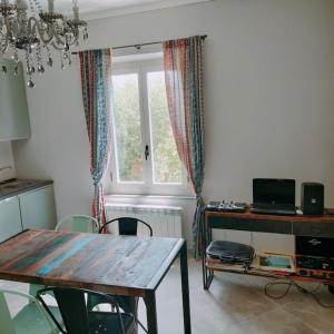 een eetkamer met een tafel en een raam bij Villa immersa nelle colline toscane, vista vigneto in Cortona
