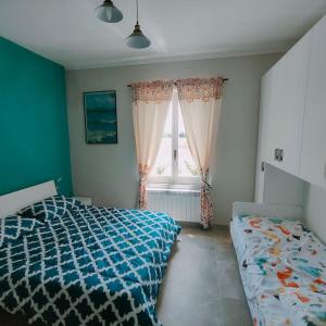 een slaapkamer met een bed en een raam bij Villa immersa nelle colline toscane, vista vigneto in Cortona