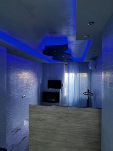 TV a/nebo společenská místnost v ubytování XANIOTH LUXURY STUDIOS 1 FIRST SEA BY MAKHOME