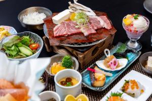 una mesa con un montón de comida. en 天然温泉白川郷の湯, en Shirakawa