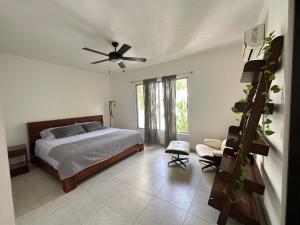 1 dormitorio con 1 cama y ventilador de techo en Zen Home, Private community, Wifi, Free Private Parking, Balcony en Tulum