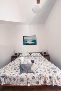 1 dormitorio con 1 cama con edredón en Sunny Bay Apartments, en Kotor