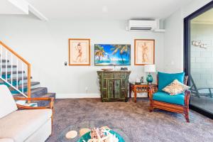 Noelani 302 في Kapalua-West Maui Airport: غرفة معيشة بها درج وكرسي أزرق +40 صورة