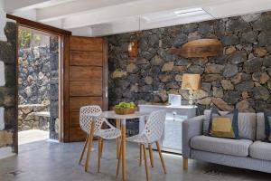 a kitchen and living room with a table and chairs at Eco Living Olivos76 in Tías