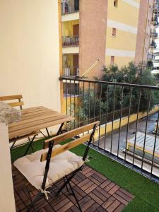 d'un balcon avec un banc et une table. dans l'établissement Lungotevere Apartment, à Rome