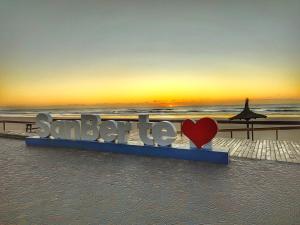 una señal para una playa con un corazón en ella en Departemento Solumi Relax en San Bernardo