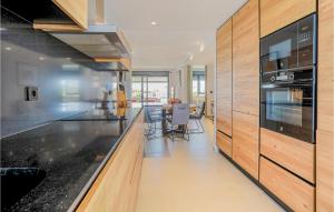 Η κουζίνα ή μικρή κουζίνα στο Cozy Apartment In Orihuela With Sauna