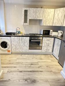 Kitchen o kitchenette sa Cosy 3 Bedroom House In Birmingham! - Contractors, Business & Corporate Guests Welcome