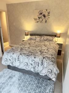 een slaapkamer met een groot bed en een wit dekbed bij Cosy 3 Bedroom House In Birmingham! - Contractors, Business & Corporate Guests Welcome in Holly Lane