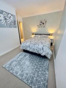 Ein Bett oder Betten in einem Zimmer der Unterkunft Cosy 3 Bedroom House In Birmingham! - Contractors, Business & Corporate Guests Welcome