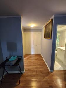a room with a hallway with a table and a door at Departamento en Playa Brava Iquique 1 dormitorio 1 baño in Iquique